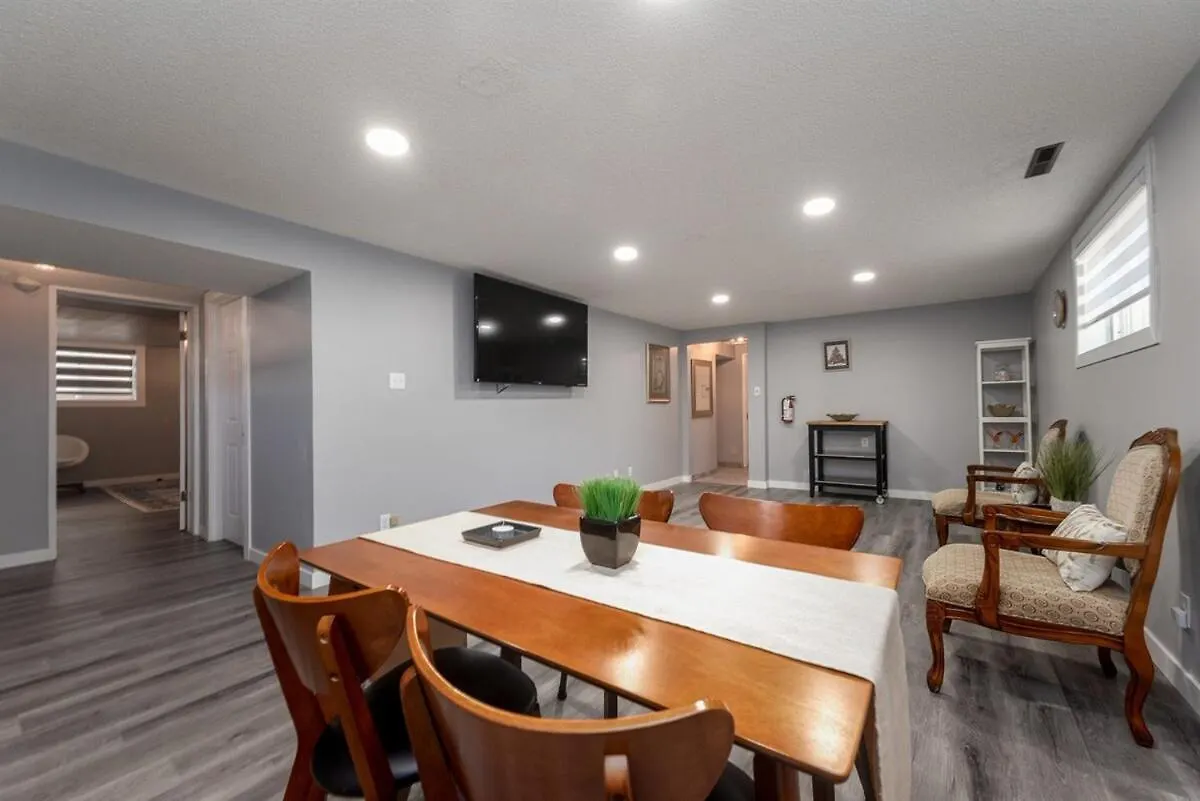 K Home 5Br4Bah 2700 Sqft Bungalow! Kingbed ! Uoc! Lrt Calgary
