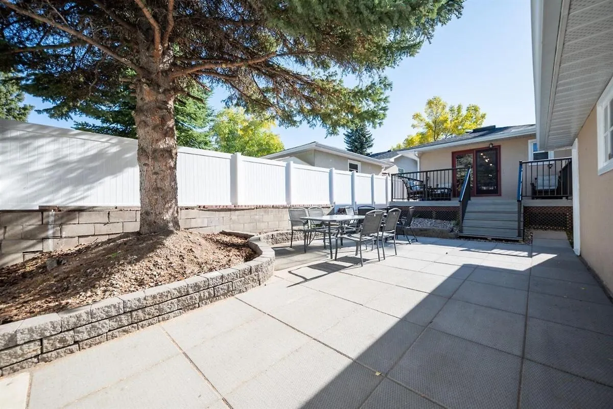 Villa K Home 5Br4Bah 2700 Sqft Bungalow! Kingbed ! Uoc! Lrt Calgary