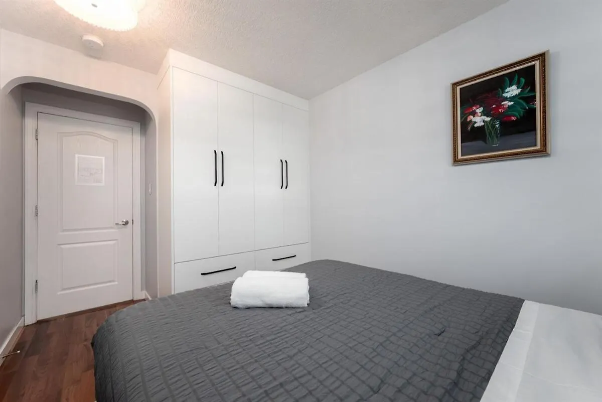 K Home 5Br4Bah 2700 Sqft Bungalow! Kingbed ! Uoc! Lrt Calgary Canada