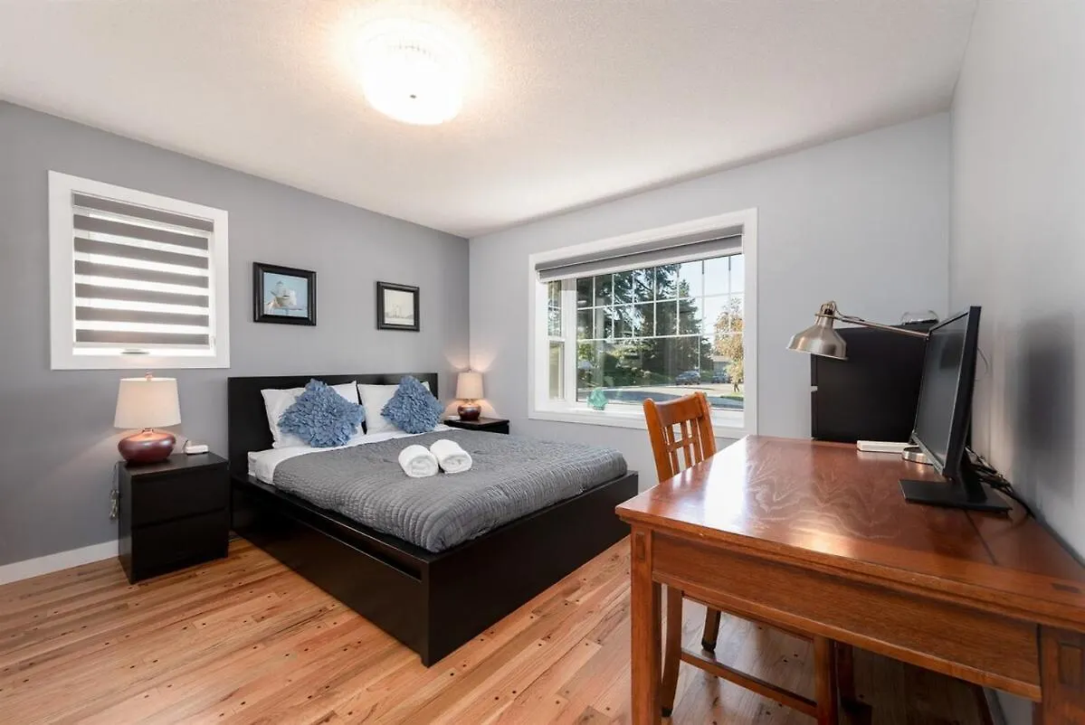K Home 5Br4Bah 2700 Sqft Bungalow! Kingbed ! Uoc! Lrt Calgary 0*,  Canada