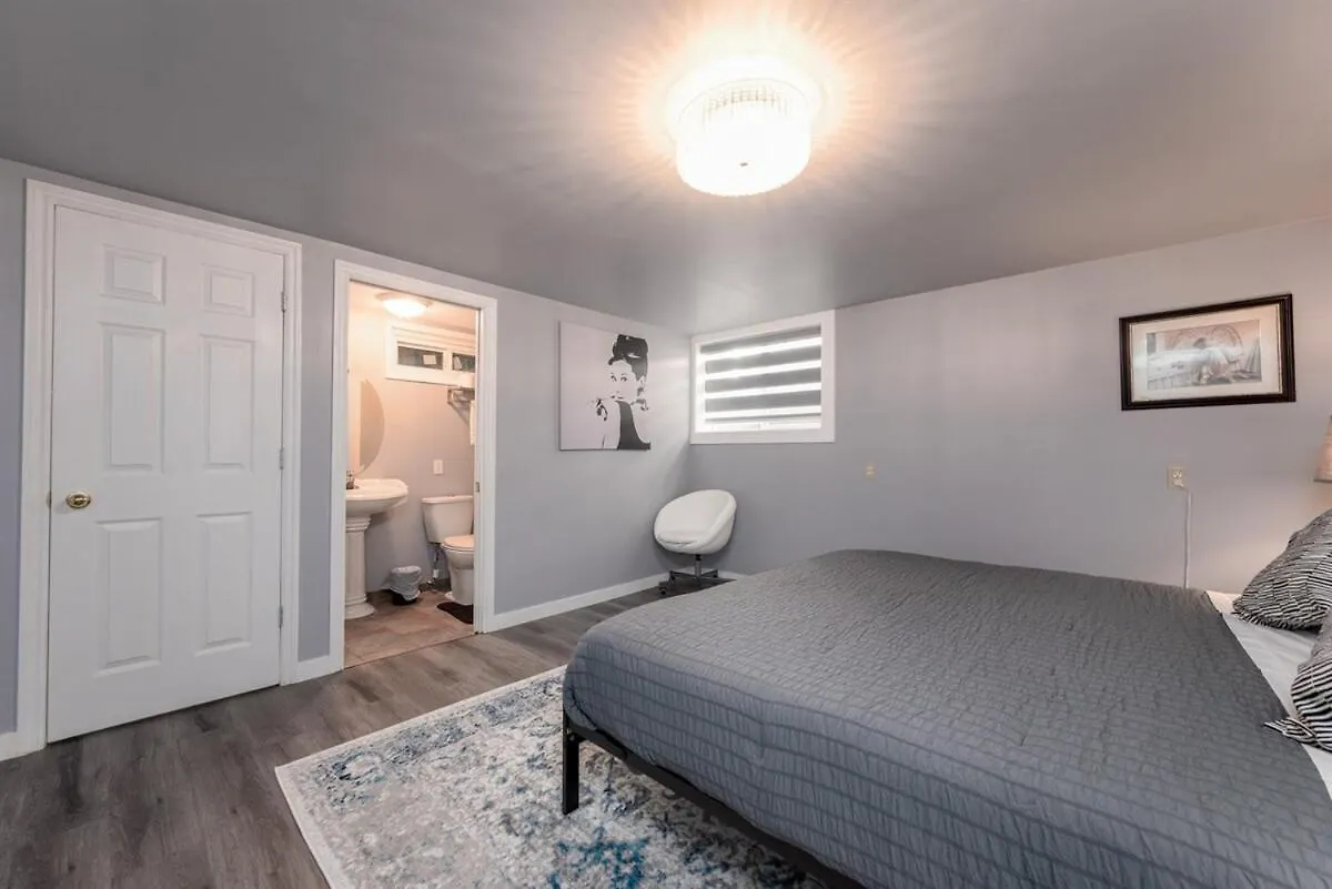 K Home 5Br4Bah 2700 Sqft Bungalow! Kingbed ! Uoc! Lrt Calgary 0*,