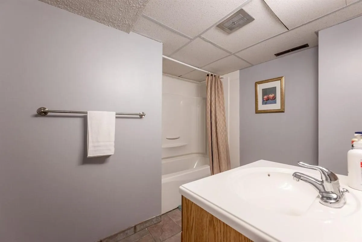K Home 5Br4Bah 2700 Sqft Bungalow! Kingbed ! Uoc! Lrt Calgary 0*,  Canada