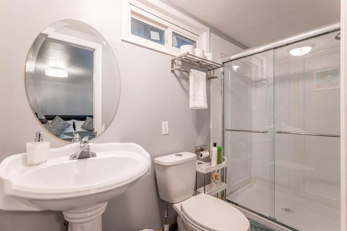 Villa K Home 5Br4Bah 2700 Sqft Bungalow! Kingbed ! Uoc! Lrt Calgary Canada