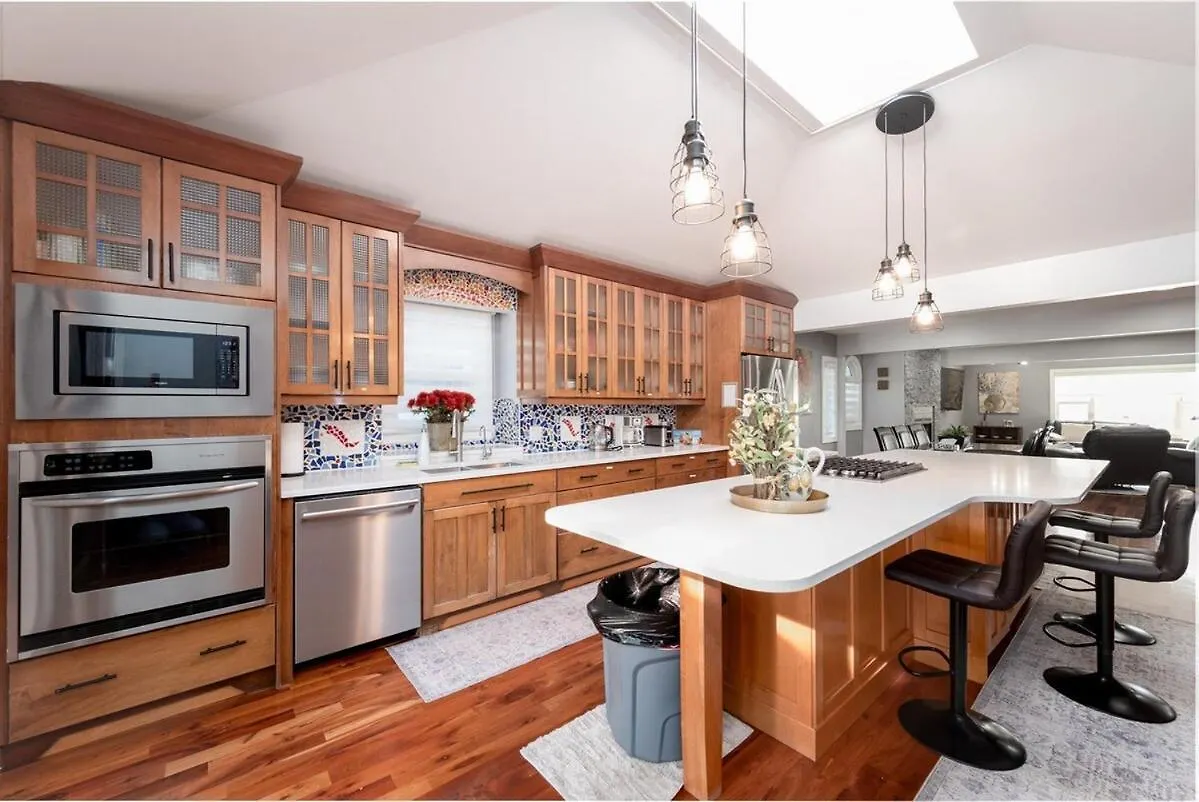 K Home 5Br4Bah 2700 Sqft Bungalow! Kingbed ! Uoc! Lrt Calgary Villa