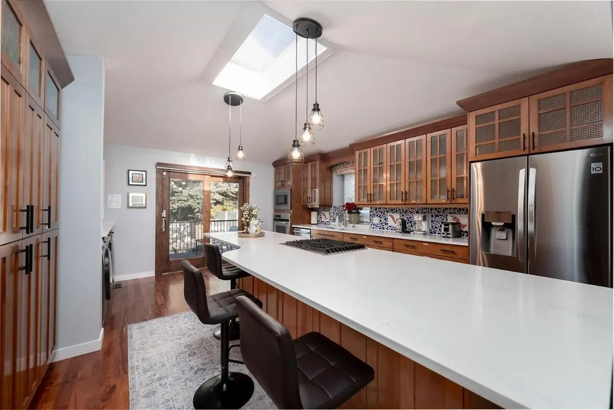 Villa K Home 5Br4Bah 2700 Sqft Bungalow! Kingbed ! Uoc! Lrt Calgary