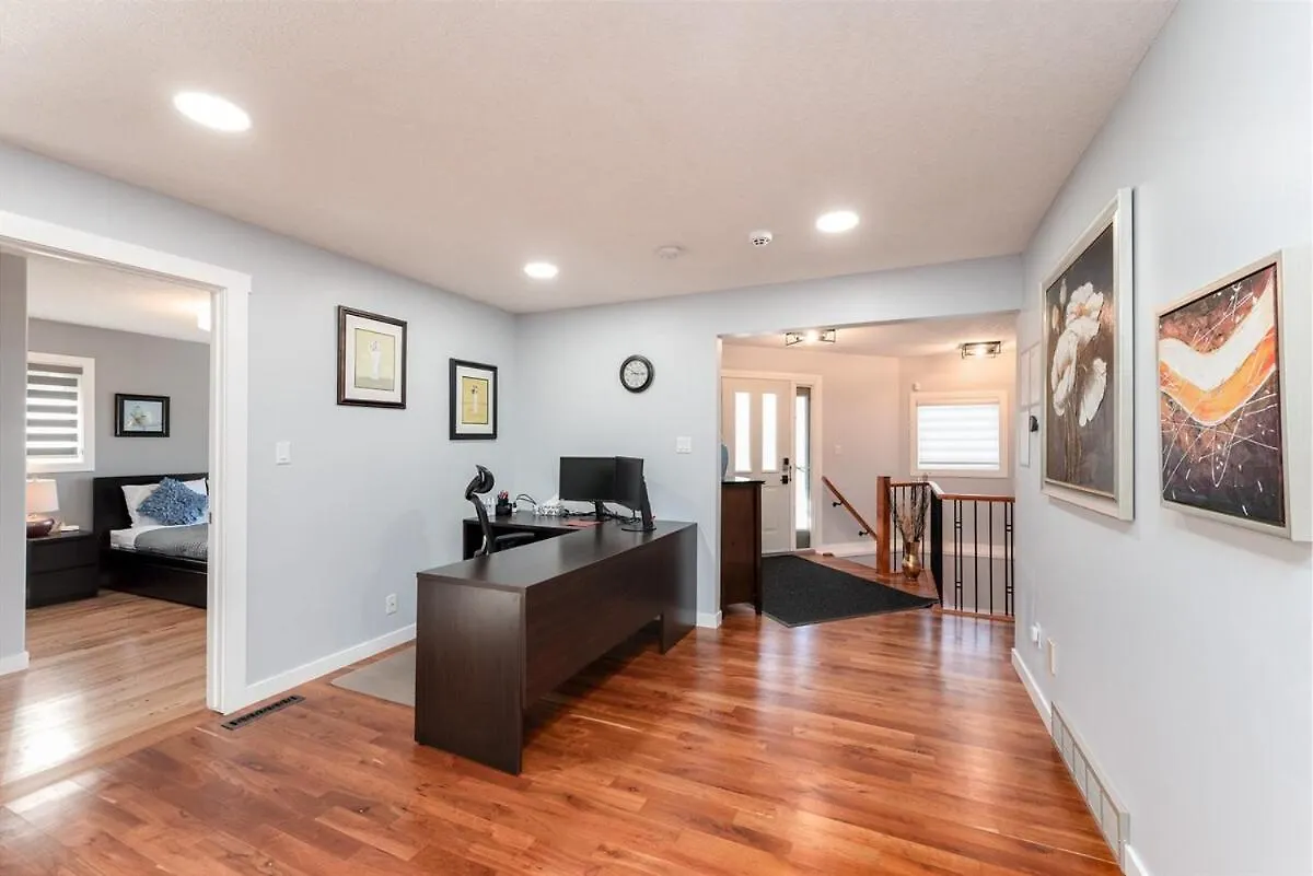 K Home 5Br4Bah 2700 Sqft Bungalow! Kingbed ! Uoc! Lrt Calgary 0*,  Canada