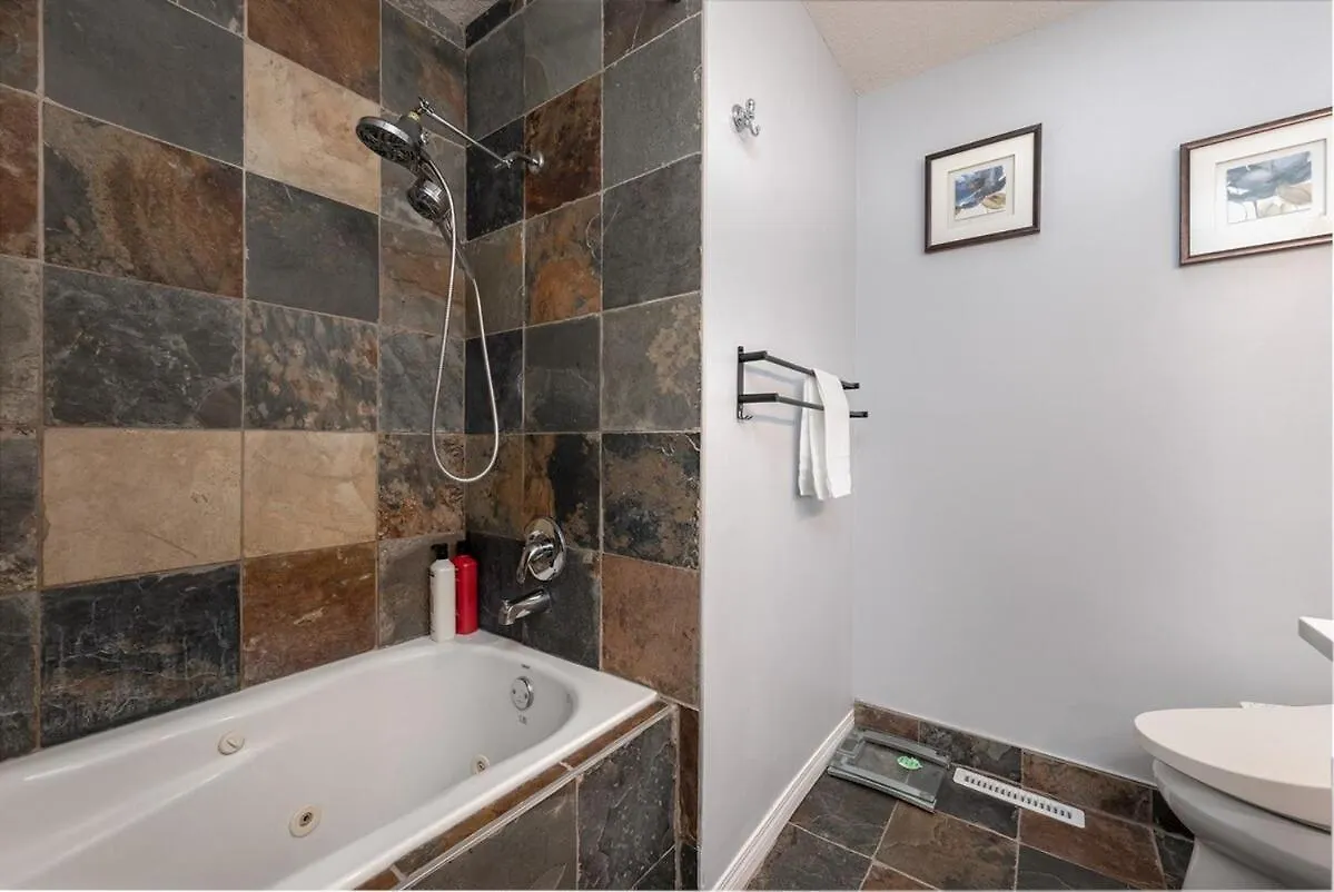 K Home 5Br4Bah 2700 Sqft Bungalow! Kingbed ! Uoc! Lrt Calgary Villa